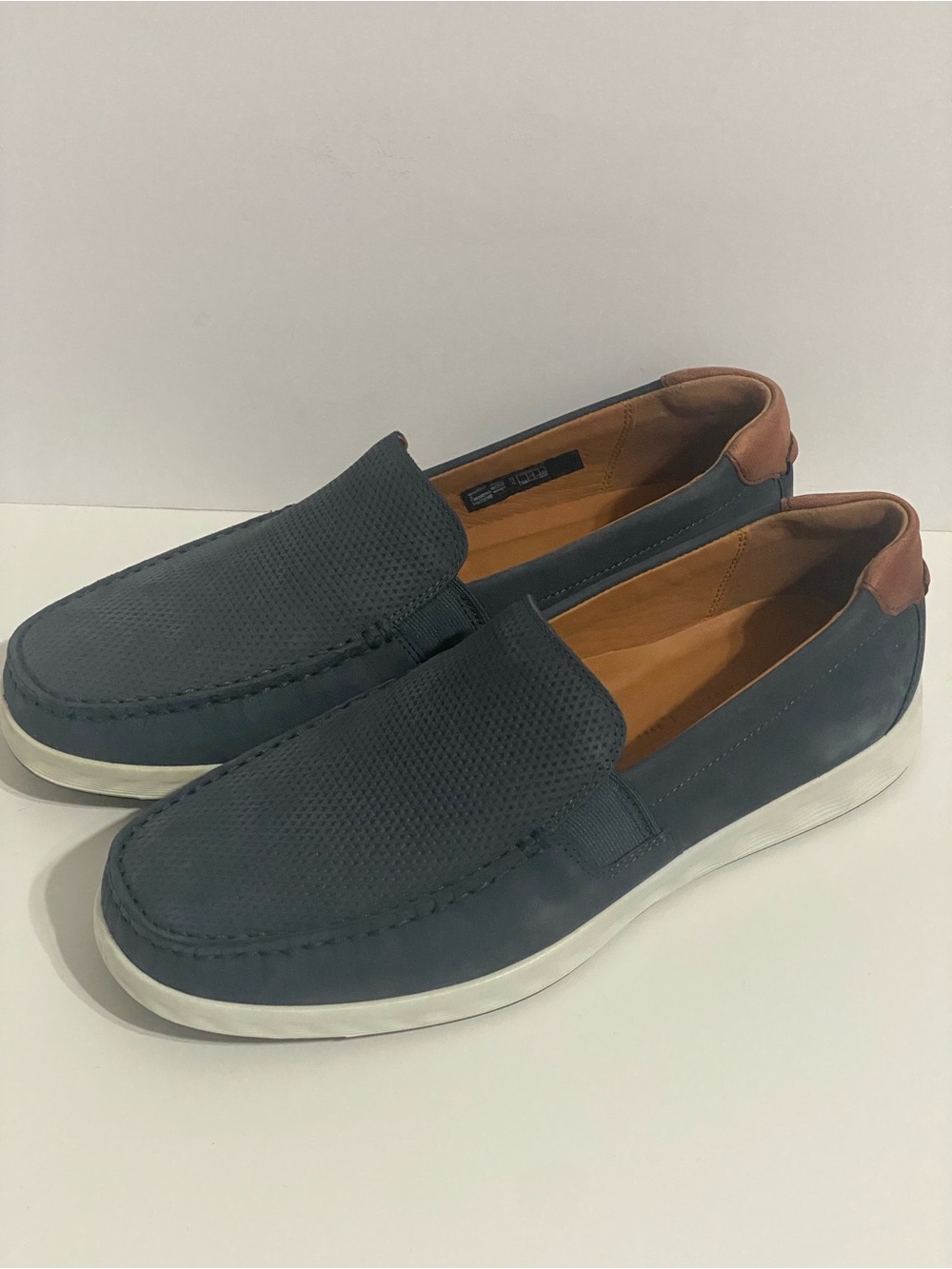 ECCO MEN'S S LITE MOC SLIP-ON
Perforated Leather Size 7-7.5 New No Box